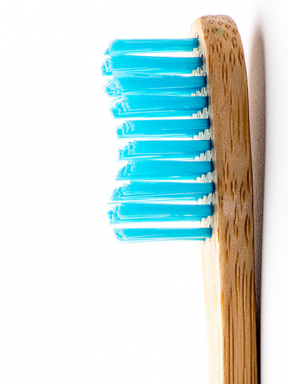 картинка Зубная щетка с изогнутой щетиной HUMBLE BRUSH из бамбука , голубая щетина средней жесткости